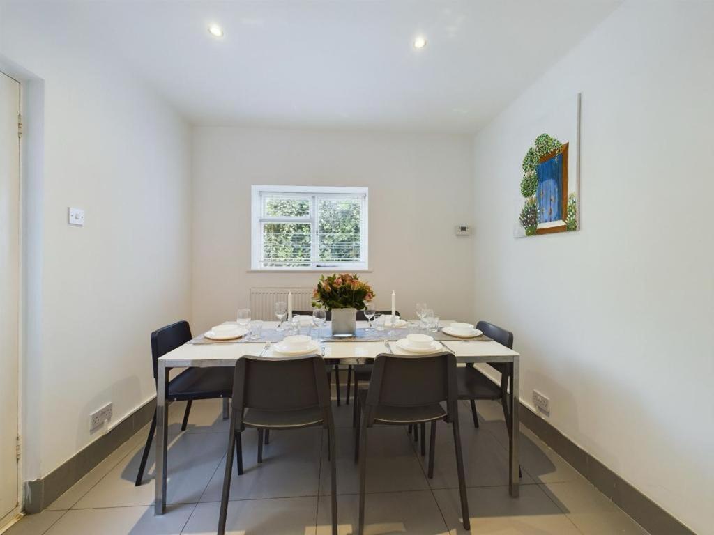 Luxury 4-Bedroom Modern Flat In Central London Steps From Station, Sleeps 9 In Style! חדר תמונה