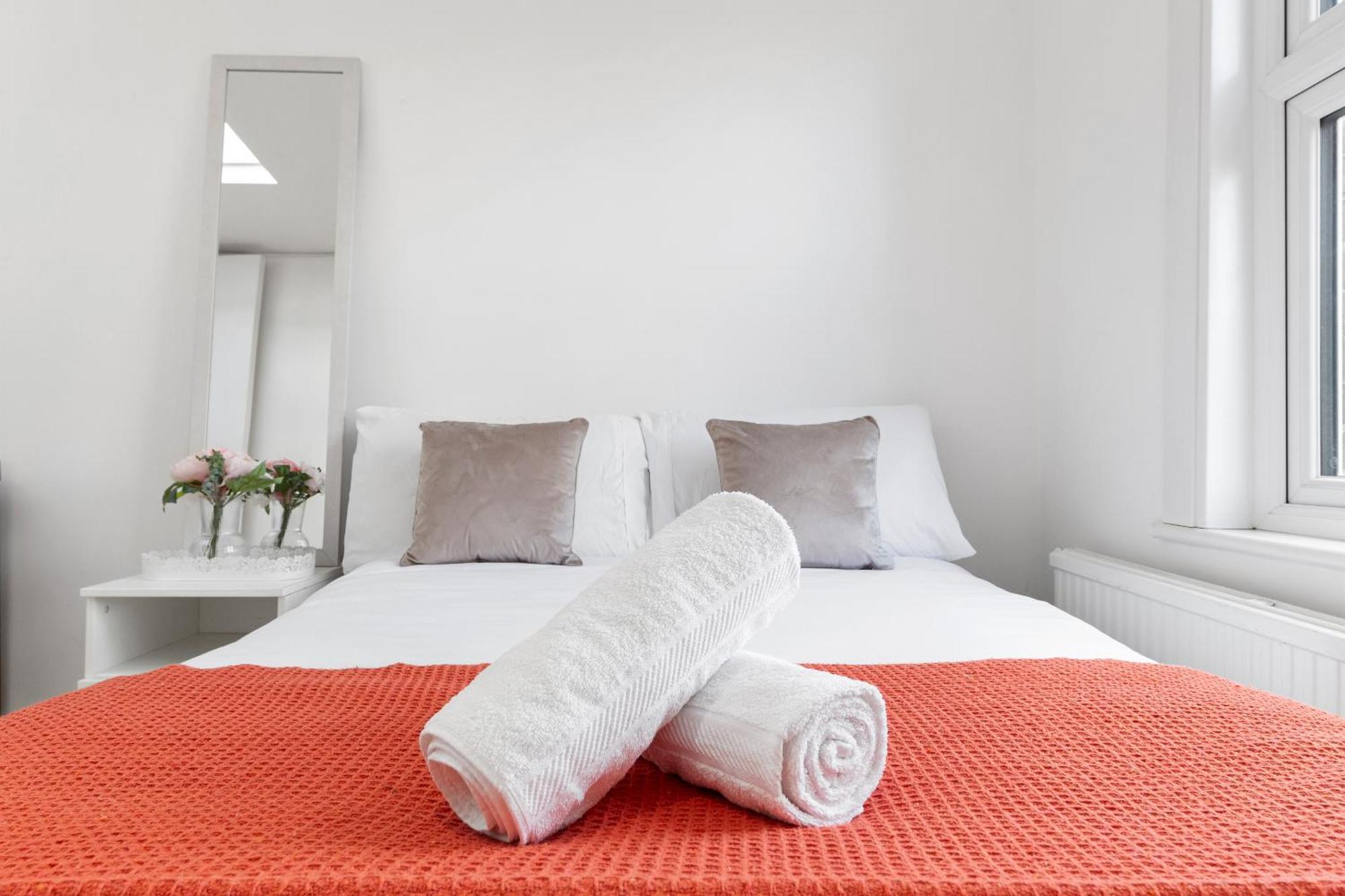 Luxury 4-Bedroom Modern Flat In Central London Steps From Station, Sleeps 9 In Style! מראה חיצוני תמונה