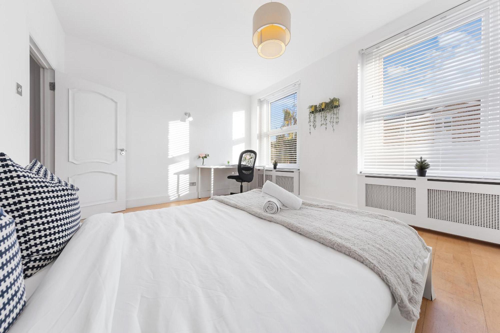 Luxury 4-Bedroom Modern Flat In Central London Steps From Station, Sleeps 9 In Style! מראה חיצוני תמונה