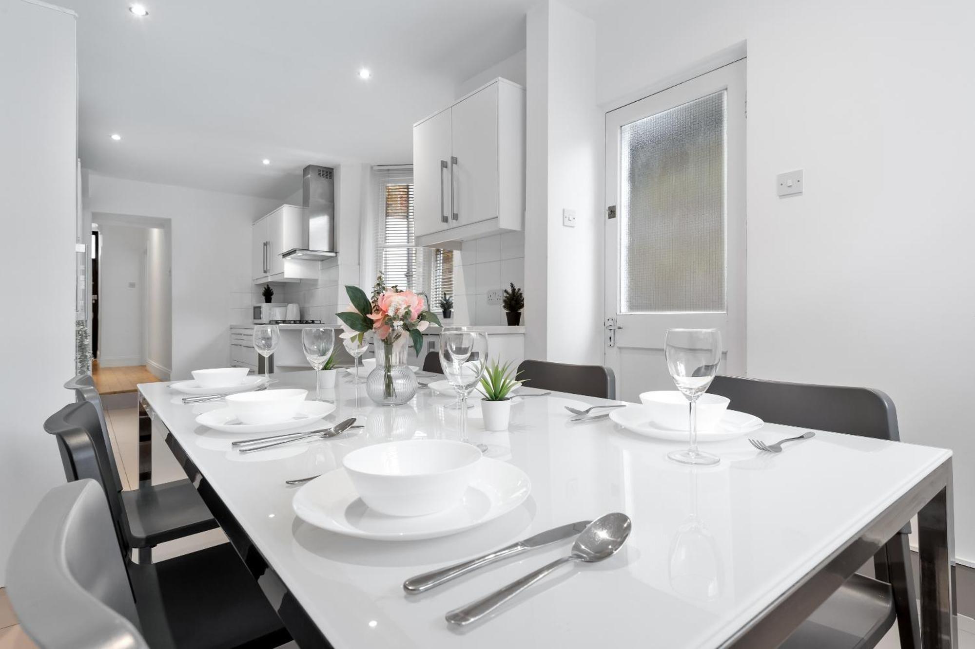 Luxury 4-Bedroom Modern Flat In Central London Steps From Station, Sleeps 9 In Style! מראה חיצוני תמונה